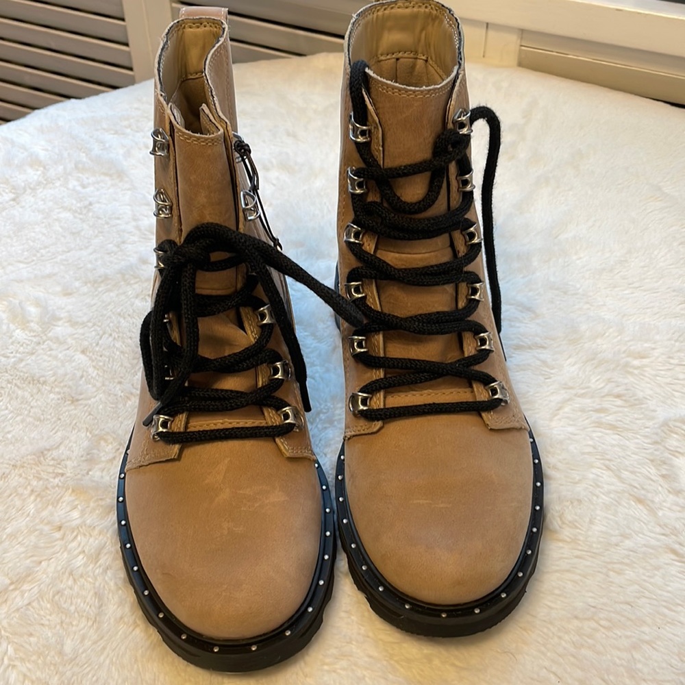 Brand new Sorel suede boots size 7